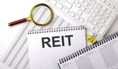 REIT Gayrimenkul Yatırım Vakfı, grafikte klavye ve planlama ile birlikte bir deftere yazılmış metin