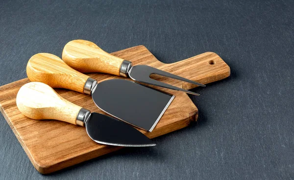 有木制把手的奶酪切割机 切菜板上的奶酪小刀 — 图库照片