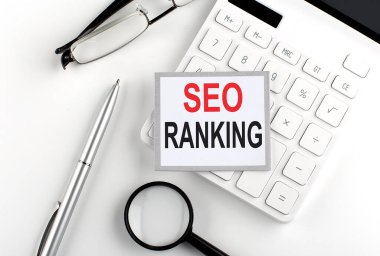 Hesap makinesi, gözlük ve büyüteçle etiketteki SEO RANking metni