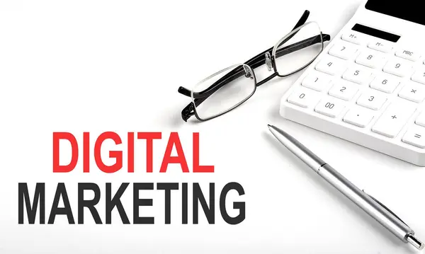 Digitale Marketing Concept Rekenmachine Pen Bril Witte Achtergrond — Stockfoto