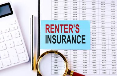 Çizelge arkaplanındaki çıkartma üzerindeki RENTER 'IN INSURANCE, iş konsepti