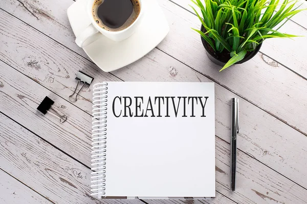 コーヒーカップ メモ帳 木製の背景にペン ビジネスコンセプト テキスト創造性 — ストック写真