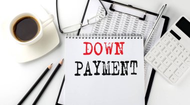 DOWN PAYMENT metin ile hesap makinesi, not defteri, kahve, grafik ile kalem