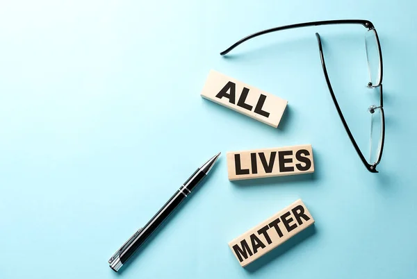 All Lives Matters Text Auf Holzblock Blauer Hintergrund — Stockfoto