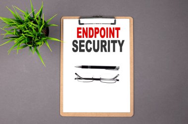 Gri arkaplandaki kahverengi panoda Metin Sonu Güvenliği. İş konsepti