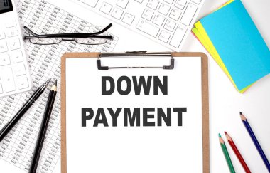 Beyaz arkaplanda metin DOWN Ödeme ve klavye ve grafik.