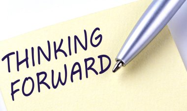 Yapışkan Not İletisi Beyaz arkaplanda kalemle ileriyi düşünerek düşünüyor