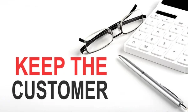 Keep Kunden Konzept Taschenrechner Stift Und Brille Auf Weißem Hintergrund — Stockfoto