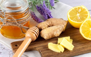 Spa ve banyo iç konsepti. Pembe güller ve siyah arka planda ahşap kaşık.