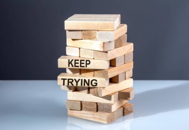 Tahta bloklardaki metin denemeye devam ediyor.