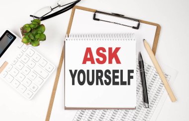 Kağıt kağıdı, not defteri, çizelgesi ve hesap makinesi olan bir ofis masası. Üst Görünüm, Kendine Sor