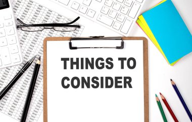 Beyaz arkaplanda Klavye ve grafiklere metin şeyleri olan pano.