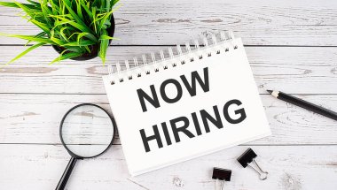 Not defterine ahşap arka planda ofis araçları olan metin konsepti yaz