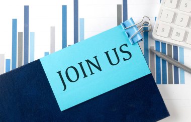 Grafik arkaplanındaki not defterindeki yapışkan notla bize katıl