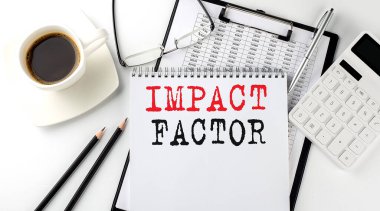 Kağıt üzerinde hesap makinesi, not defteri, kahve, çizgili kalem içeren IMPACT FACTOR metni
