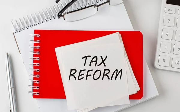 Tax Reform Λέξη Στο Αυτοκόλλητο Στο Σημειωματάριο Στυλό Και Αριθμομηχανή — Φωτογραφία Αρχείου