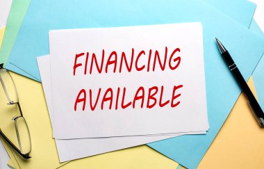 Renkli kağıt arkaplan üzerinde AVALABLE metin finANCING