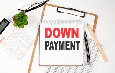 Kağıt kağıdı, not defteri, çizelgesi ve hesap makinesi olan bir ofis masası. Üst Görünüm Metni Düşük Ödeme