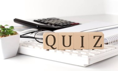 Klavyedeki ahşap küpte ofis araçlarıyla QUIZ yazıldı