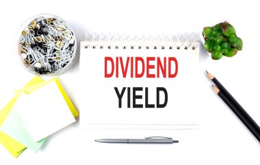 Not defterine beyaz arkaplanda ofis malzemeleri olan YIELD BÖLGESİ metni