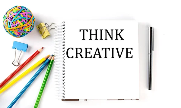 Carnet Crayons Stylo Élastique Avec Texte Think Creative Sur Fond — Photo