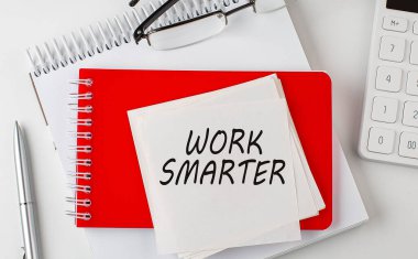 Not defterindeki etiket üzerinde kalem ve hesap makinesiyle SMARTER kelime çalış