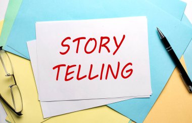 Renkli kağıt arkaplan üzerinde Hikaye Anlatılıyor