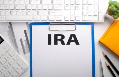 IRA klavye, grafik, hesap makinesi ve defter ile kağıda yazıldı