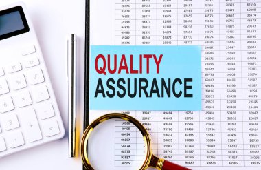 Çizelge arkaplanındaki etikette nitelik derecesi, iş konsepti