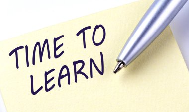 Yapışkan Not İletisi Beyaz arkaplandaki kalemle Öğrenme Zamanı