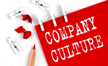 Kırmızı kağıdın üzerinde beyaz arkaplanda ofis araçları olan CULTURE metin