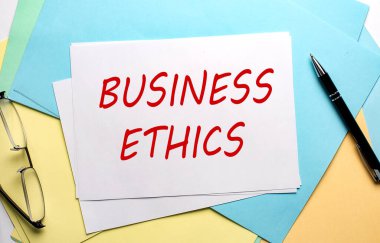 Renkli kağıdın arkaplanındaki kağıtta İŞ ETHICS metni