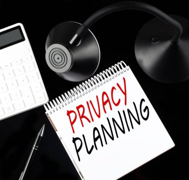 Siyah zemin üzerinde bir kalem, hesap makinesi ve masa lambası ile metin Özellikleri Çizimi ile açılan kağıt defter.