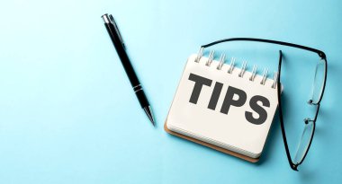 Mavi arkaplanda not defterine TIPS metni yazıldı