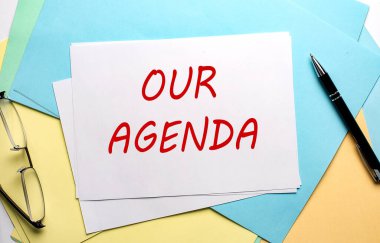 Bizim AGENDA metin renkli kağıt arkaplan üzerine