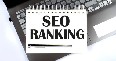 SEO RANking - Üst görünüm dizüstü bilgisayarda yararlı ipuçları yazmak