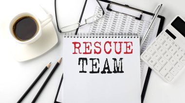 Kağıt üzerindeki takım metnini hesap makinesi, not defteri, kahve, çizgili kalem ile sil