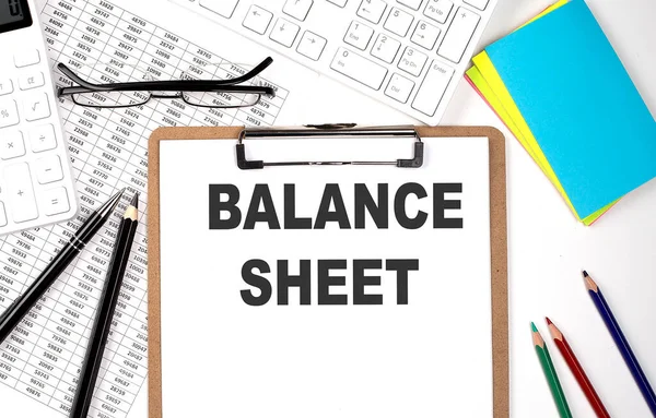 Klembord Met Tekst Balance Sheet Toetsenbord Grafiek Witte Achtergrond — Stockfoto