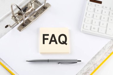 FAQ - iş konsepti, hesap makineli klasör arkaplanındaki ileti