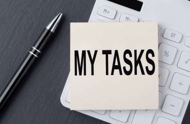 Hesap makinesi ve iş konseptindeki bir çıkartmaya TASKS 'ımı mesaj at