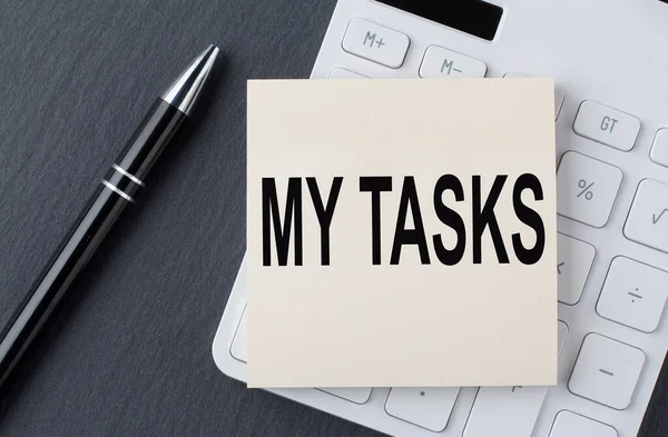 Hesap makinesi ve iş konseptindeki bir çıkartmaya TASKS 'ımı mesaj at