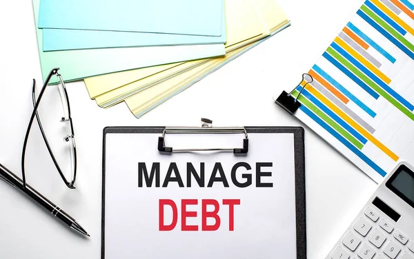 Manage Debt Text Pappersark Med Diagram Färgpapper Och Miniräknare — Stockfoto