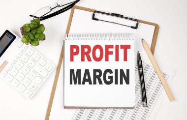 Kağıt kağıdı, not defteri, çizelgesi ve hesap makinesi olan bir ofis masası. Üst Görünüm, Kâr Marjinali