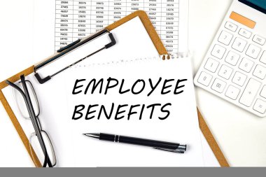 Dosya ve hesap makineli beyaz kağıt üzerinde Metin EMPLOYEE BENEFITS