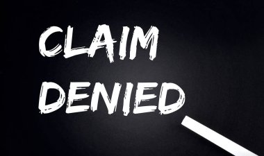 CLAIM DENIED Bir parça tebeşirle Kara Çember tahtasında Metin