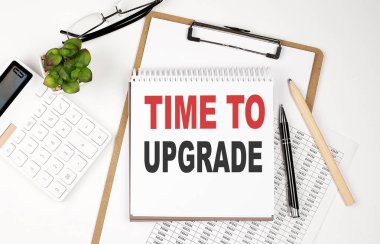 Kağıt kağıdı, not defteri, çizelgesi ve hesap makinesi olan bir ofis masası. Üst Manzara, Yükselme Zamanı