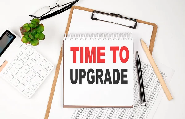 Kağıt kağıdı, not defteri, çizelgesi ve hesap makinesi olan bir ofis masası. Üst Manzara, Yükselme Zamanı