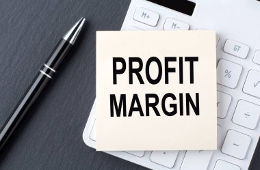 Hesap makinesindeki çıkartma üzerine metin PROFIT MARGIN, iş konsepti