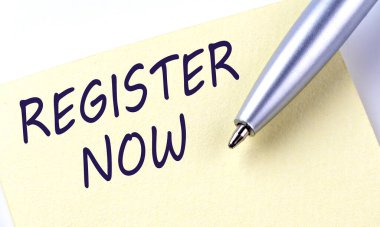 Yapışkan Not Mesajı Şimdi beyaz arkaplanlı kalemle