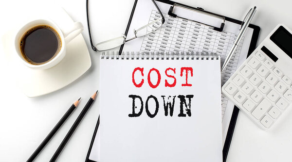 Затратный текст на бумаге с калькулятором, блокнотом, кофе, ручкой с графом